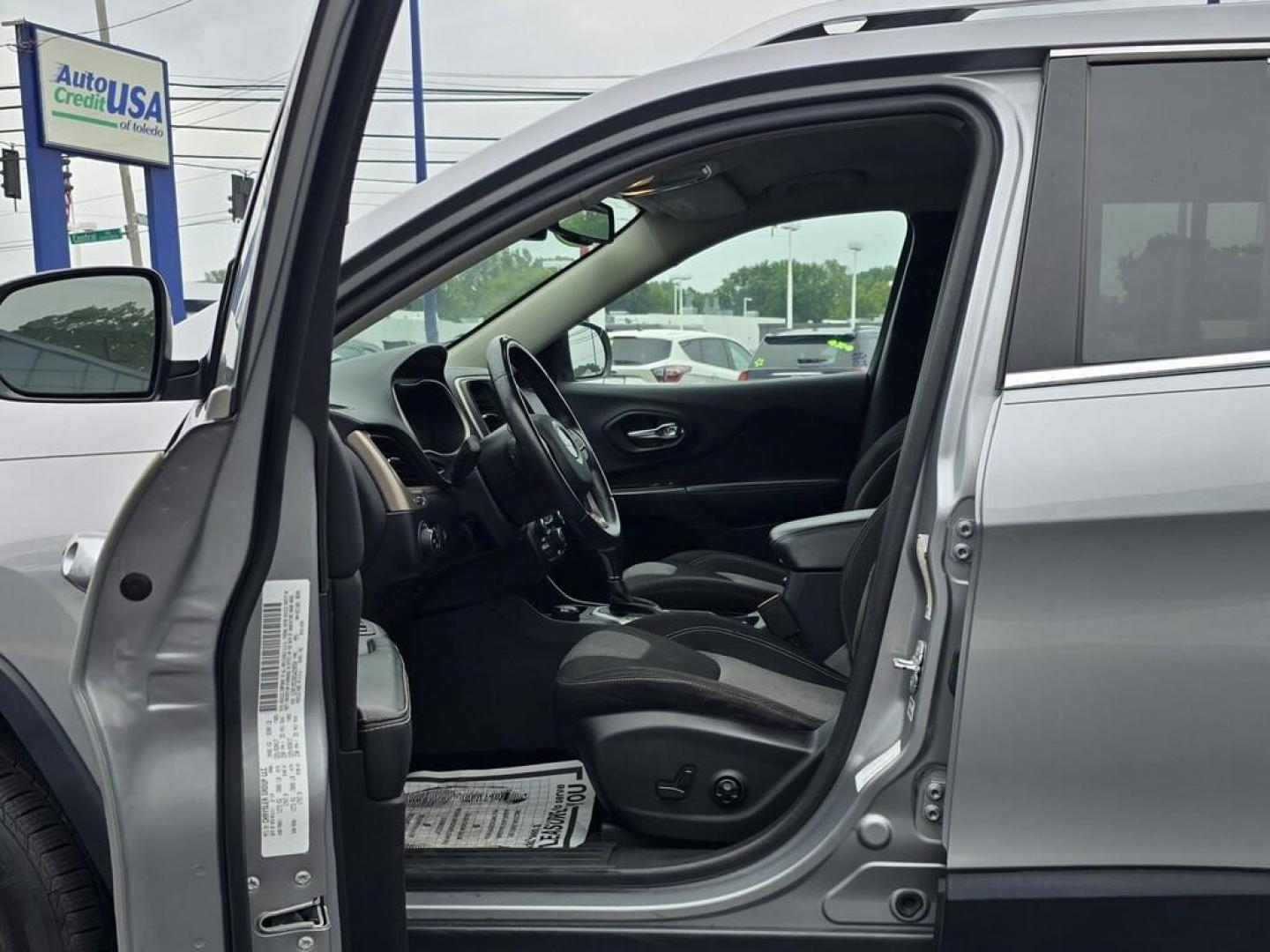 2014 Silver Jeep CHEROKEE LATITUDE (1C4PJMCS9EW) , located at 5744 Central Avenue, Toledo, OH, 43615, (419) 724-0130, 41.676781, -83.682137 - Photo#5