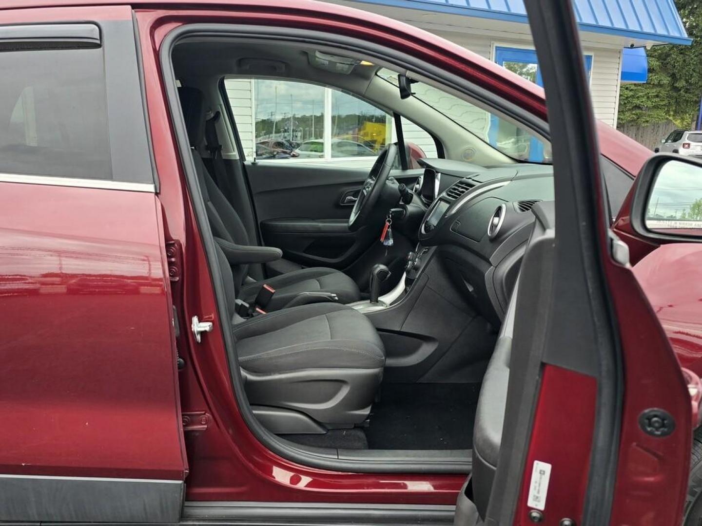 2016 MAROON CHEVROLET TRAX 1LT (3GNCJLSB9GL) , located at 5744 Central Avenue, Toledo, OH, 43615, (419) 724-0130, 41.676781, -83.682137 - Photo#6