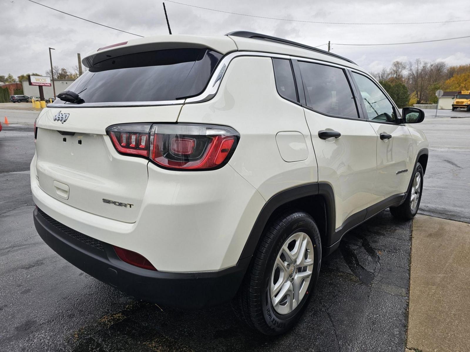 2019 WHITE /Grey Jeep COMPASS SPORT Sport FWD (3C4NJCAB2KT) with an 2.4L L4 DOHC 16V engine, located at 502 South Main Street, Columbia City, IN, 46725, (260) 244-4645, 41.151382, -85.490578 - 2019 Jeep COMPASS SPORT Sport FWD - Photo#4