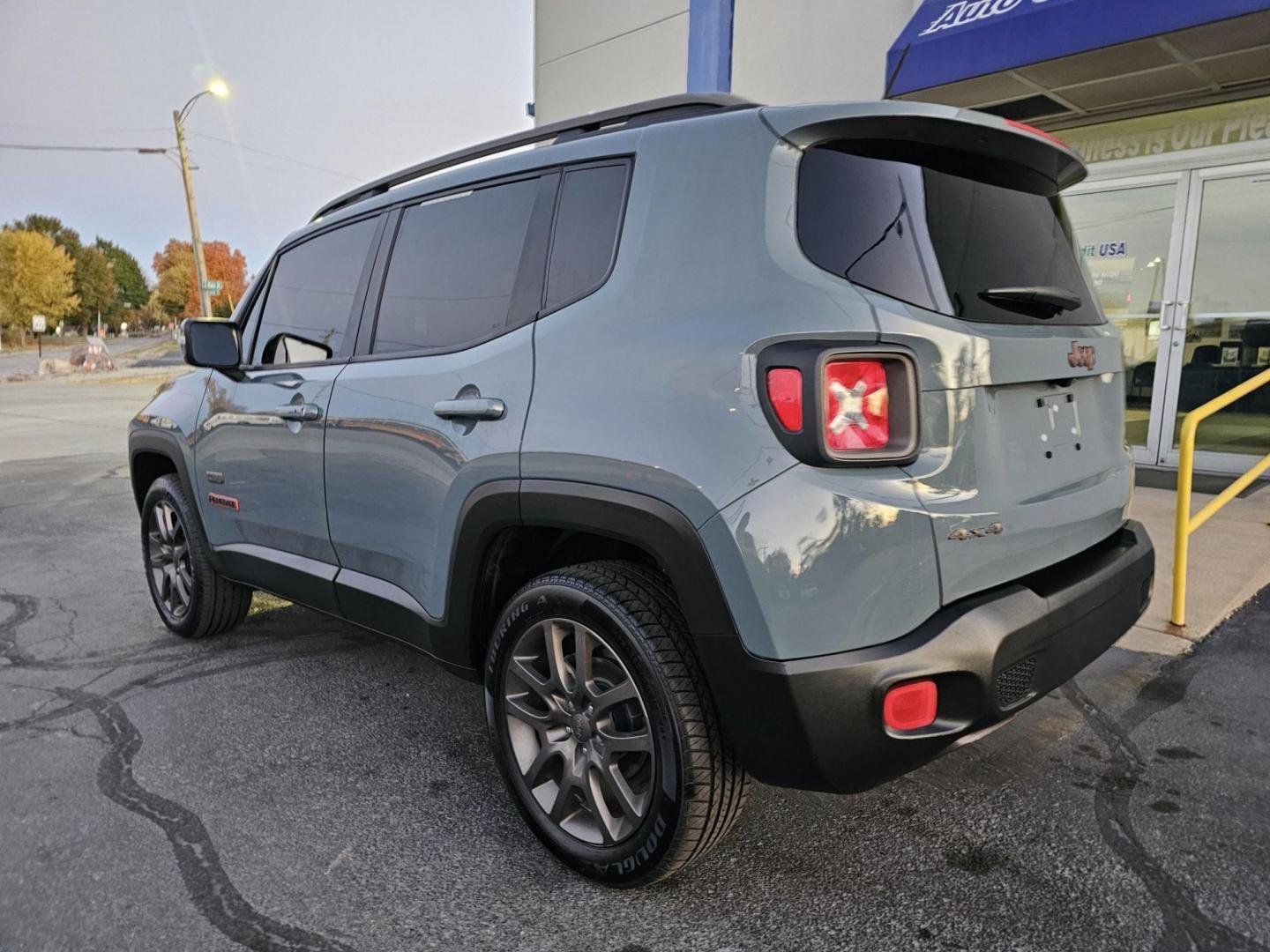 2016 TEAL /Black JEEP RENEGADE LATITUDE Latitude 4WD (ZACCJBBT0GP) with an 2.4L L4 DOHC 16V engine, 6M transmission, located at 502 South Main Street, Columbia City, IN, 46725, (260) 244-4645, 41.151382, -85.490578 - 2016 JEEP RENEGADE LATITUDE Latitude 4WD - Photo#4