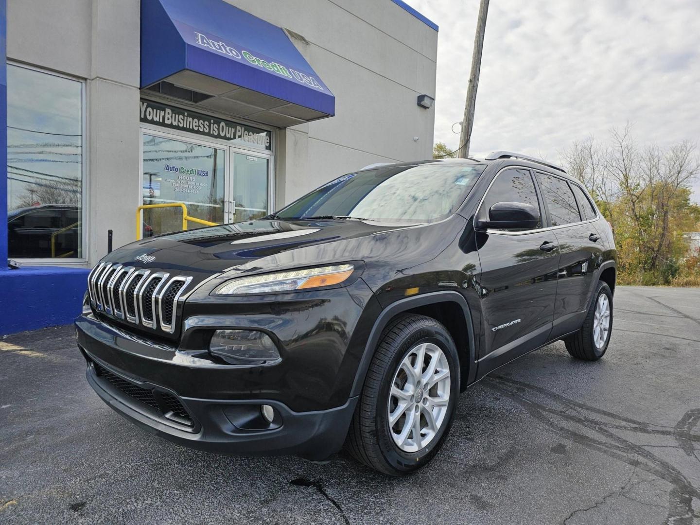 2016 BLACK /GREY JEEP CHEROKEE LATITUDE Latitude FWD (1C4PJLCB1GW) with an 2.4L L4 DOHC 16V engine, 9A transmission, located at 502 South Main Street, Columbia City, IN, 46725, (260) 244-4645, 41.151382, -85.490578 - 2016 JEEP CHEROKEE LATITUDE Latitude FWD - Photo#1