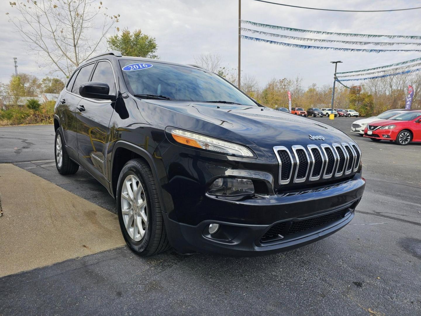 2016 BLACK /GREY JEEP CHEROKEE LATITUDE Latitude FWD (1C4PJLCB1GW) with an 2.4L L4 DOHC 16V engine, 9A transmission, located at 502 South Main Street, Columbia City, IN, 46725, (260) 244-4645, 41.151382, -85.490578 - 2016 JEEP CHEROKEE LATITUDE Latitude FWD - Photo#2