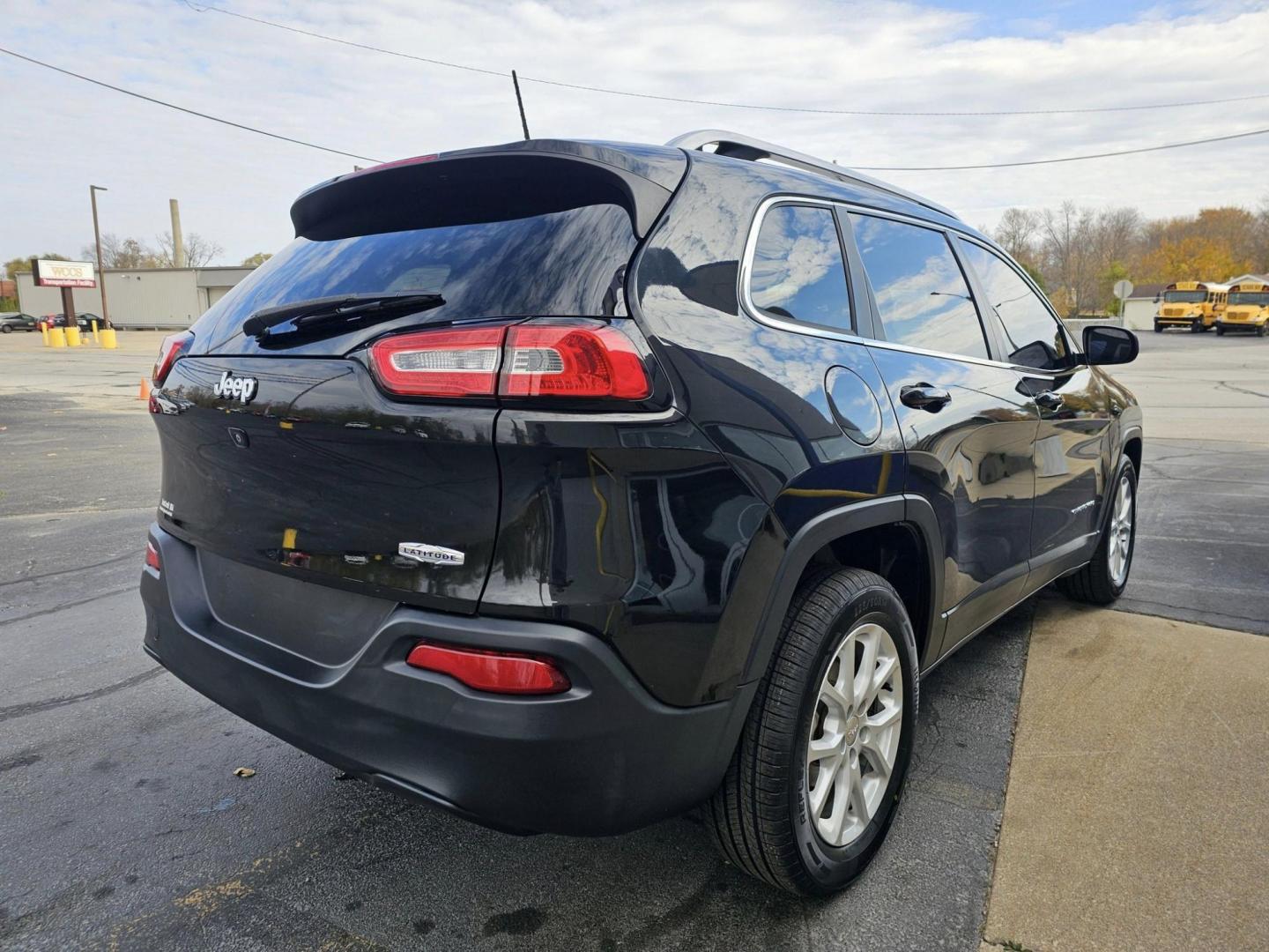 2016 BLACK /GREY JEEP CHEROKEE LATITUDE Latitude FWD (1C4PJLCB1GW) with an 2.4L L4 DOHC 16V engine, 9A transmission, located at 502 South Main Street, Columbia City, IN, 46725, (260) 244-4645, 41.151382, -85.490578 - 2016 JEEP CHEROKEE LATITUDE Latitude FWD - Photo#3