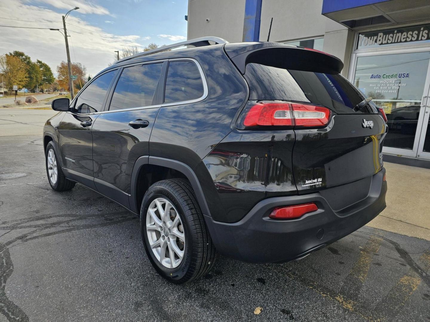 2016 BLACK /GREY JEEP CHEROKEE LATITUDE Latitude FWD (1C4PJLCB1GW) with an 2.4L L4 DOHC 16V engine, 9A transmission, located at 502 South Main Street, Columbia City, IN, 46725, (260) 244-4645, 41.151382, -85.490578 - 2016 JEEP CHEROKEE LATITUDE Latitude FWD - Photo#4