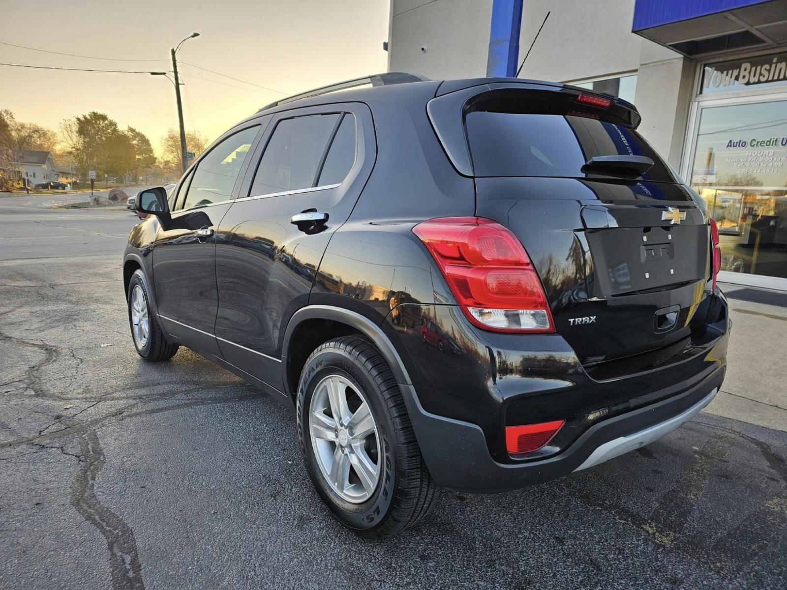 2018 BLACK /BLACK Chevrolet TRAX LT FWD (3GNCJLSB8JL) with an 1.4L L4 DOHC 16V engine, 6A transmission, located at 502 South Main Street, Columbia City, IN, 46725, (260) 244-4645, 41.151382, -85.490578 - 2018 Chevrolet TRAX LT FWD - Photo#4