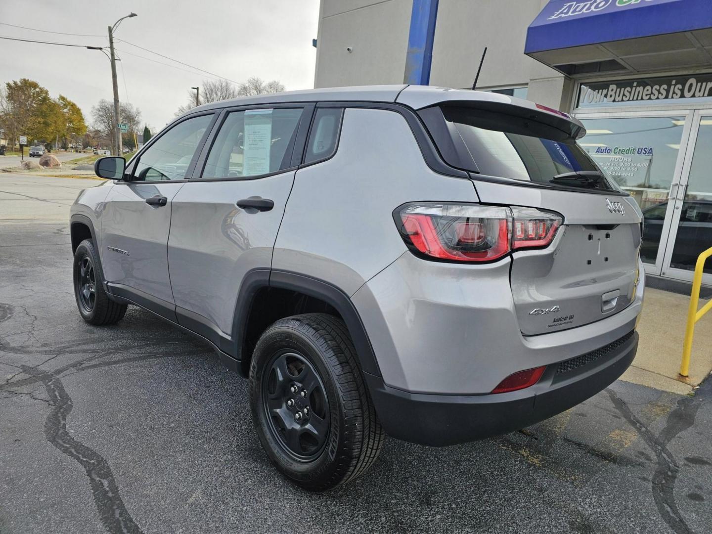 2019 GREY /BLACK JEEP COMPASS Sport 4WD (3C4NJDAB1KT) with an 2.4L L4 DOHC 16V engine, 6M transmission, located at 502 South Main Street, Columbia City, IN, 46725, (260) 244-4645, 41.151382, -85.490578 - 2019 JEEP COMPASS Sport 4WD - Photo#4