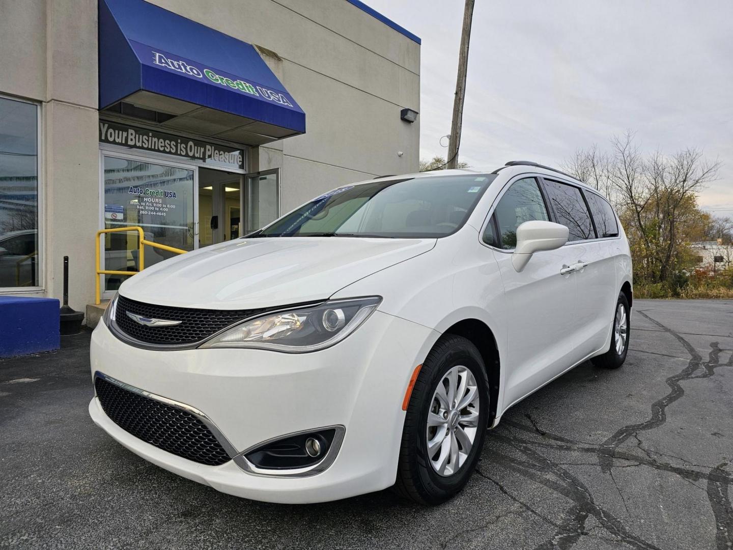 2018 WHITE /TAN CHRYSLER PACIFICA Touring Plus (2C4RC1FG8JR) with an 3.6L V6 DOHC 24V engine, 9A transmission, located at 502 South Main Street, Columbia City, IN, 46725, (260) 244-4645, 41.151382, -85.490578 - 2018 CHRYSLER PACIFICA Touring Plus - Photo#1