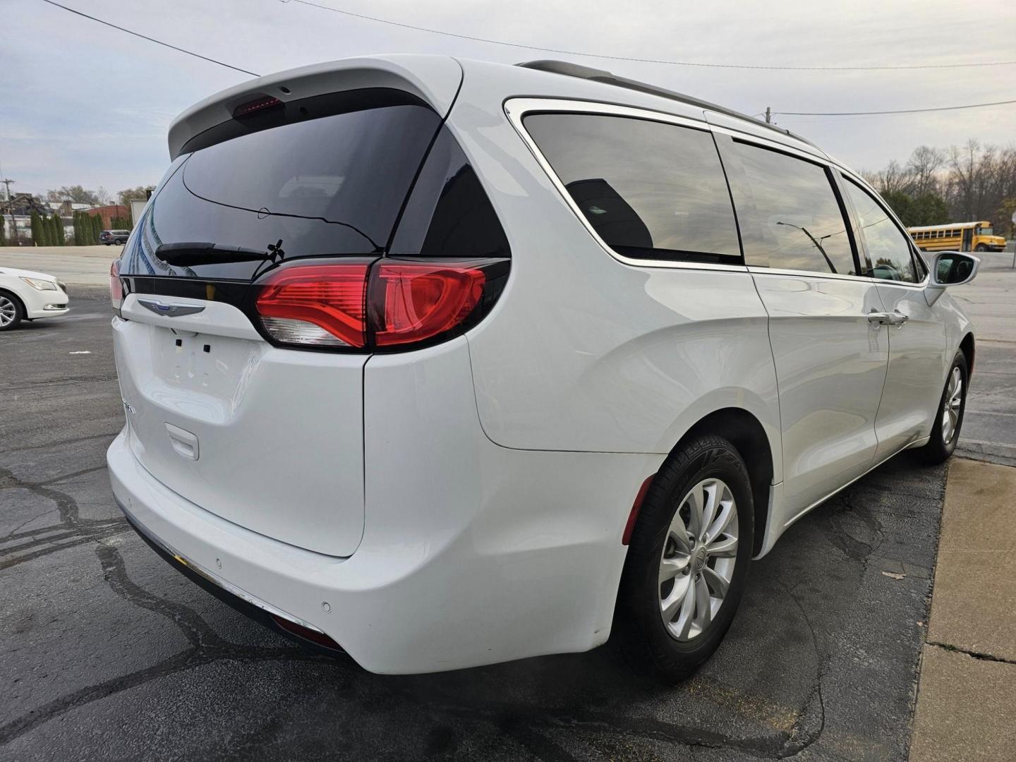 2018 WHITE /TAN CHRYSLER PACIFICA Touring Plus (2C4RC1FG8JR) with an 3.6L V6 DOHC 24V engine, 9A transmission, located at 502 South Main Street, Columbia City, IN, 46725, (260) 244-4645, 41.151382, -85.490578 - 2018 CHRYSLER PACIFICA Touring Plus - Photo#3