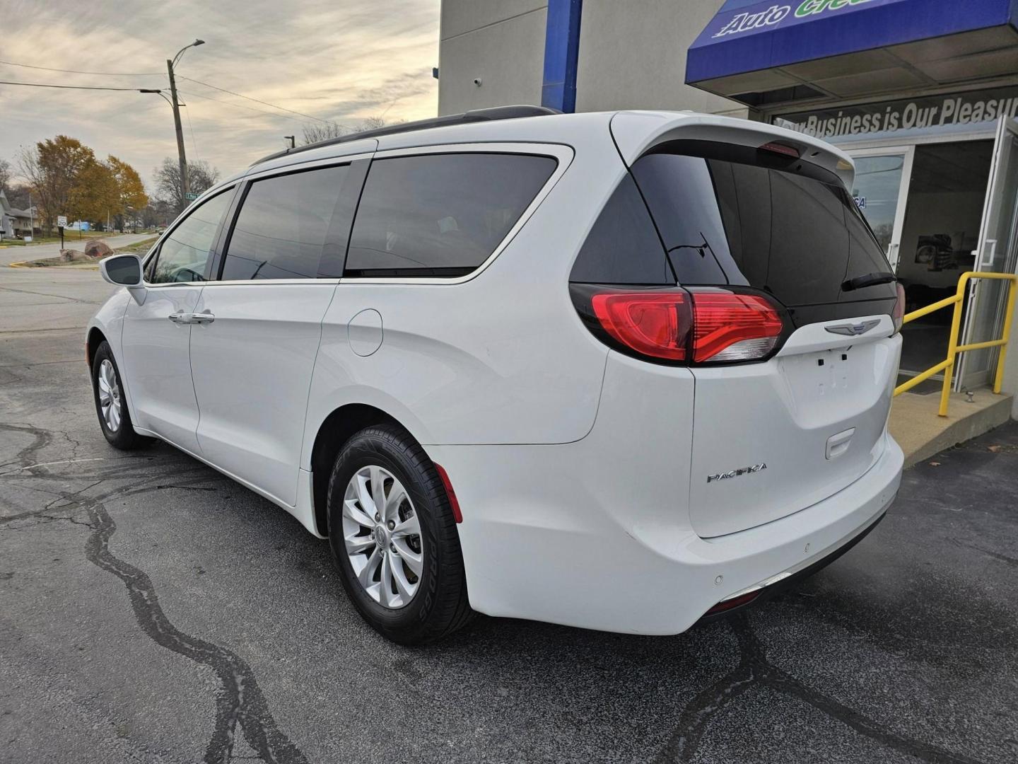 2018 WHITE /TAN CHRYSLER PACIFICA Touring Plus (2C4RC1FG8JR) with an 3.6L V6 DOHC 24V engine, 9A transmission, located at 502 South Main Street, Columbia City, IN, 46725, (260) 244-4645, 41.151382, -85.490578 - 2018 CHRYSLER PACIFICA Touring Plus - Photo#4