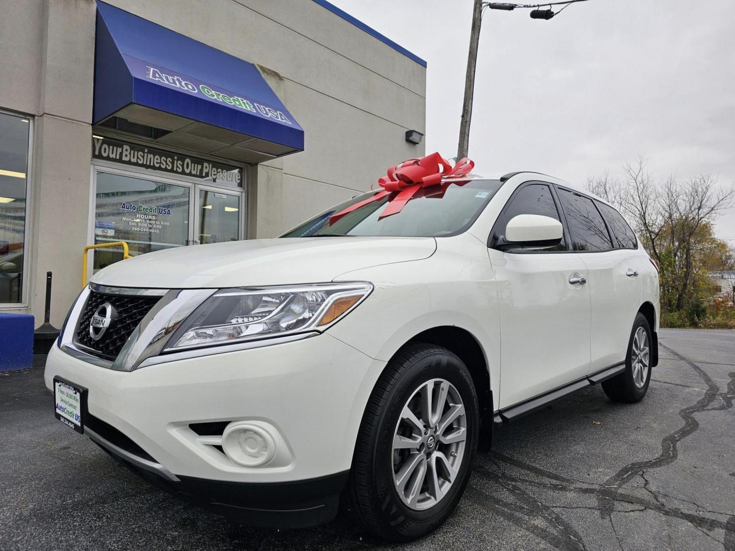 2014 WHITE /TAN NISSAN PATHFINDER S 2WD (5N1AR2MN1EC) with an 3.5L V6 DOHC 24V engine, Continuously Variable Transmission transmission, located at 502 South Main Street, Columbia City, IN, 46725, (260) 244-4645, 41.151382, -85.490578 - 2014 NISSAN PATHFINDER S 2WD - Photo#1