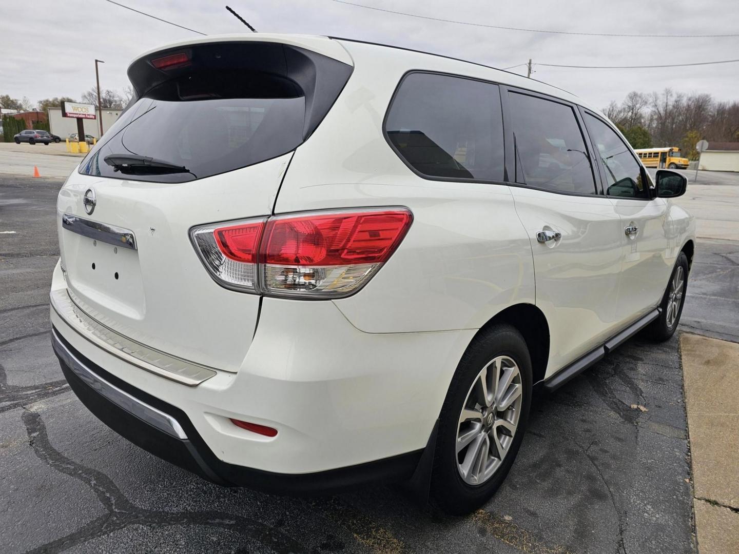 2014 WHITE /TAN NISSAN PATHFINDER S 2WD (5N1AR2MN1EC) with an 3.5L V6 DOHC 24V engine, Continuously Variable Transmission transmission, located at 502 South Main Street, Columbia City, IN, 46725, (260) 244-4645, 41.151382, -85.490578 - 2014 NISSAN PATHFINDER S 2WD - Photo#3