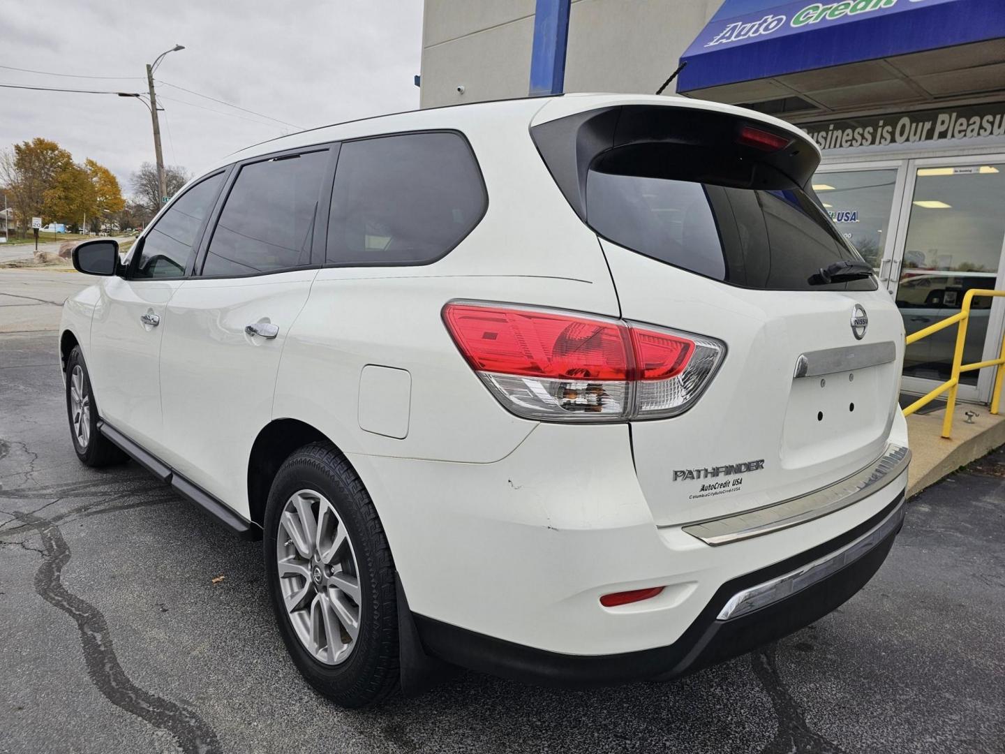 2014 WHITE /TAN NISSAN PATHFINDER S 2WD (5N1AR2MN1EC) with an 3.5L V6 DOHC 24V engine, Continuously Variable Transmission transmission, located at 502 South Main Street, Columbia City, IN, 46725, (260) 244-4645, 41.151382, -85.490578 - 2014 NISSAN PATHFINDER S 2WD - Photo#4