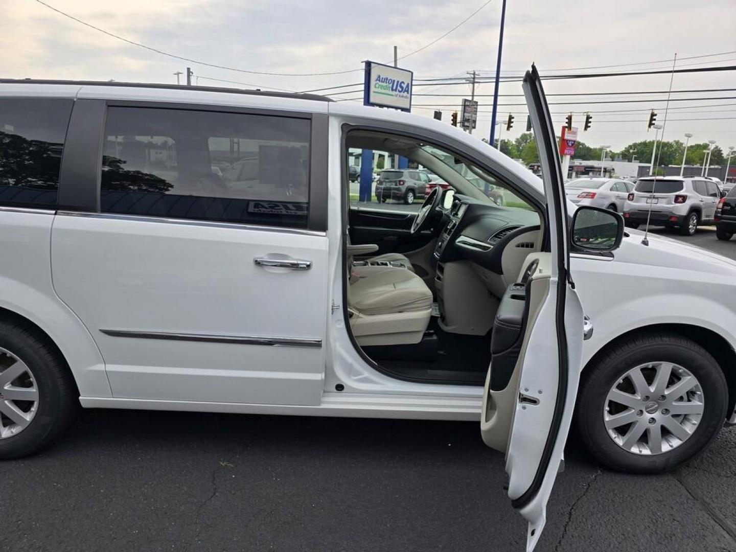 2014 WHITE CHRYSLER TOWN and COUNTRY TOURI (2C4RC1BG7ER) , located at 5744 Central Avenue, Toledo, OH, 43615, (419) 724-0130, 41.676781, -83.682137 - Photo#9