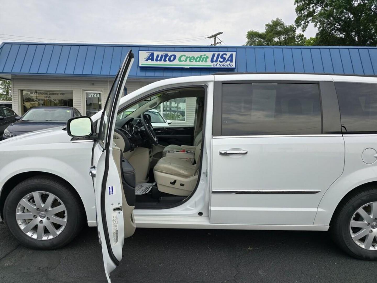 2014 WHITE CHRYSLER TOWN and COUNTRY TOURI (2C4RC1BG7ER) , located at 5744 Central Avenue, Toledo, OH, 43615, (419) 724-0130, 41.676781, -83.682137 - Photo#3