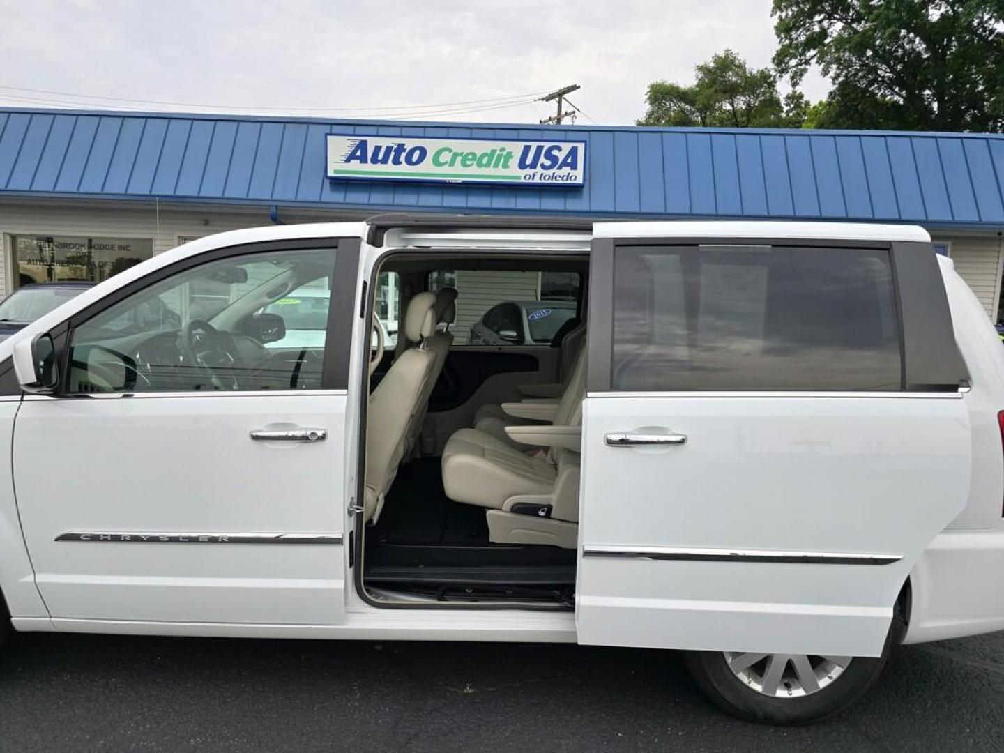 2014 WHITE CHRYSLER TOWN and COUNTRY TOURI (2C4RC1BG7ER) , located at 5744 Central Avenue, Toledo, OH, 43615, (419) 724-0130, 41.676781, -83.682137 - Photo#4