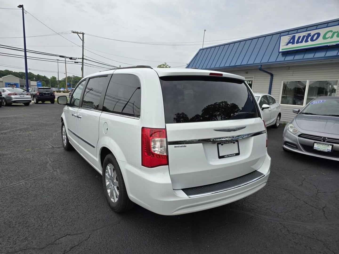 2014 WHITE CHRYSLER TOWN and COUNTRY TOURI (2C4RC1BG7ER) , located at 5744 Central Avenue, Toledo, OH, 43615, (419) 724-0130, 41.676781, -83.682137 - Photo#5