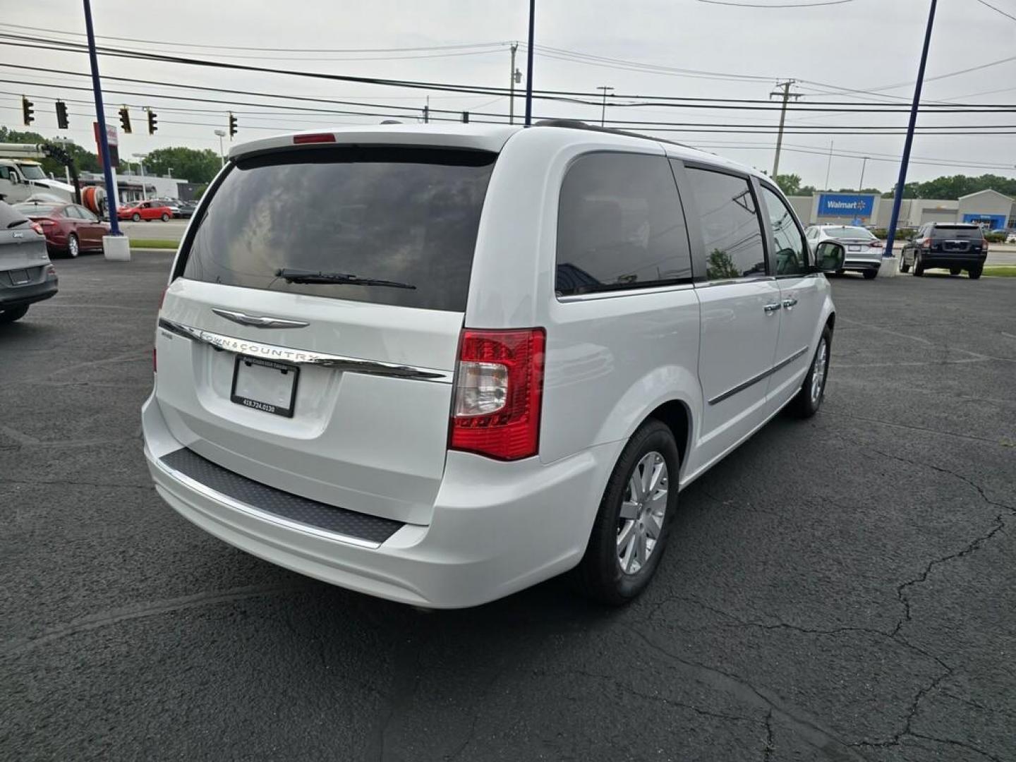 2014 WHITE CHRYSLER TOWN and COUNTRY TOURI (2C4RC1BG7ER) , located at 5744 Central Avenue, Toledo, OH, 43615, (419) 724-0130, 41.676781, -83.682137 - Photo#7