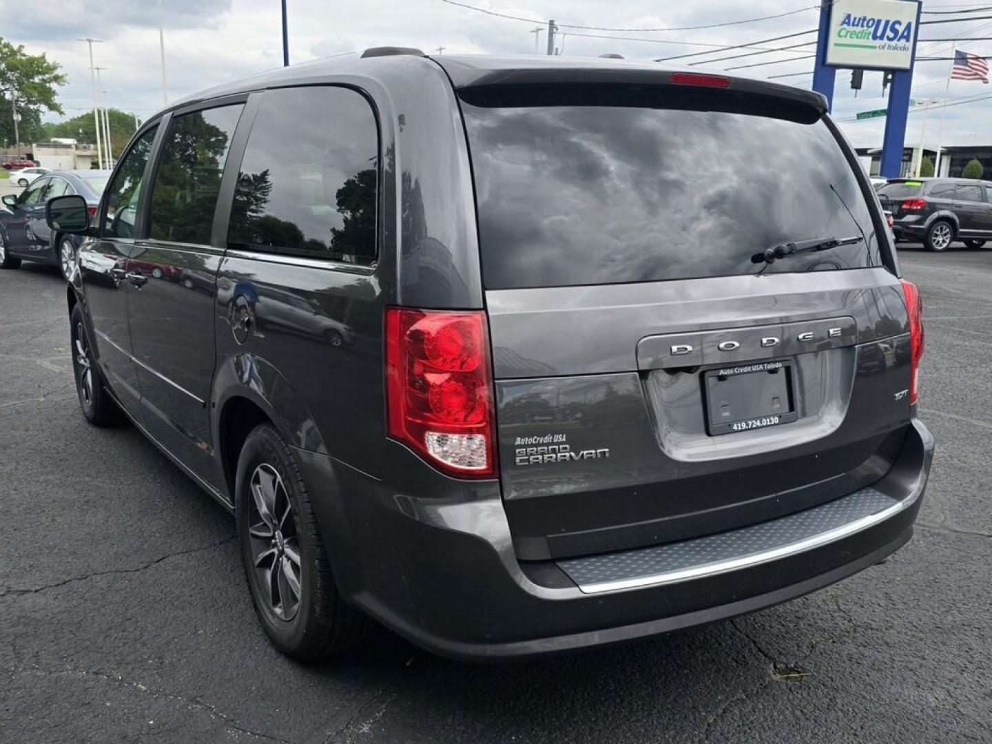 2016 GRAY DODGE GRAND CARAVAN SXT (2C4RDGCGXGR) , located at 5744 Central Avenue, Toledo, OH, 43615, (419) 724-0130, 41.676781, -83.682137 - Photo#2