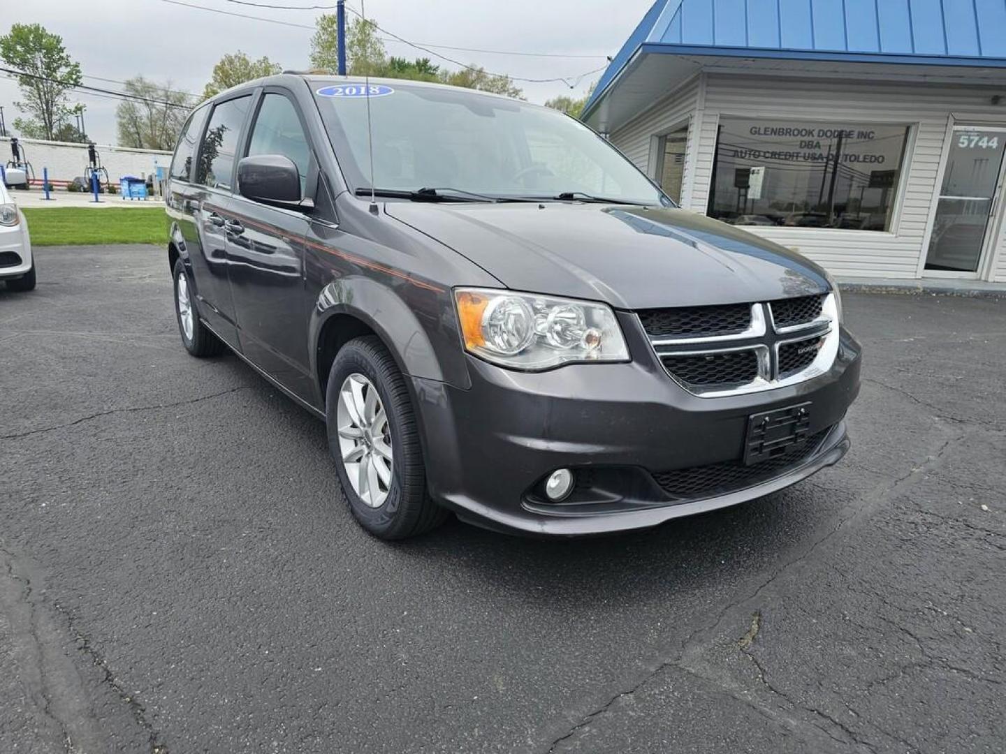 2018 DARK GRAY Dodge GRAND CARAVAN SXT (2C4RDGCG8JR) , located at 5744 Central Avenue, Toledo, OH, 43615, (419) 724-0130, 41.676781, -83.682137 - Photo#0