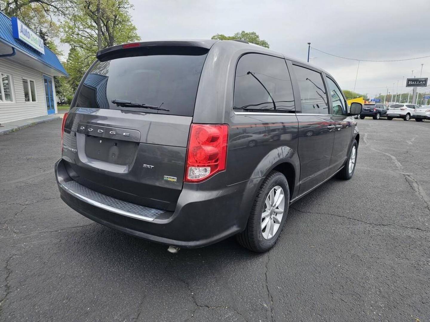 2018 DARK GRAY Dodge GRAND CARAVAN SXT (2C4RDGCG8JR) , located at 5744 Central Avenue, Toledo, OH, 43615, (419) 724-0130, 41.676781, -83.682137 - Photo#3