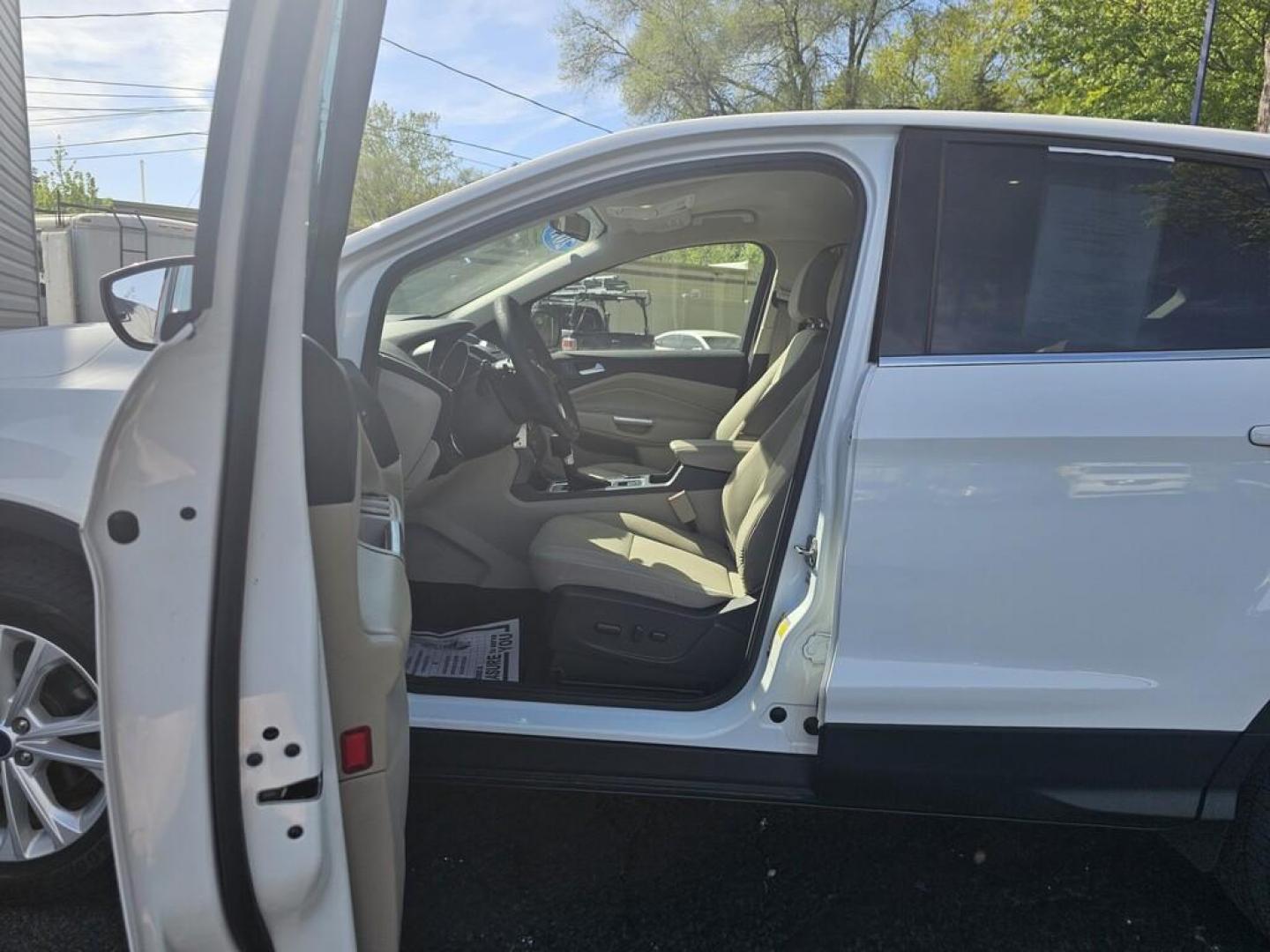 2017 WHITE FORD ESCAPE SE (1FMCU0GD8HU) , located at 100 West Coliseum Boulevard, Fort Wayne, IN, 46805, (260) 471-0567, 41.119961, -85.140312 - Photo#6