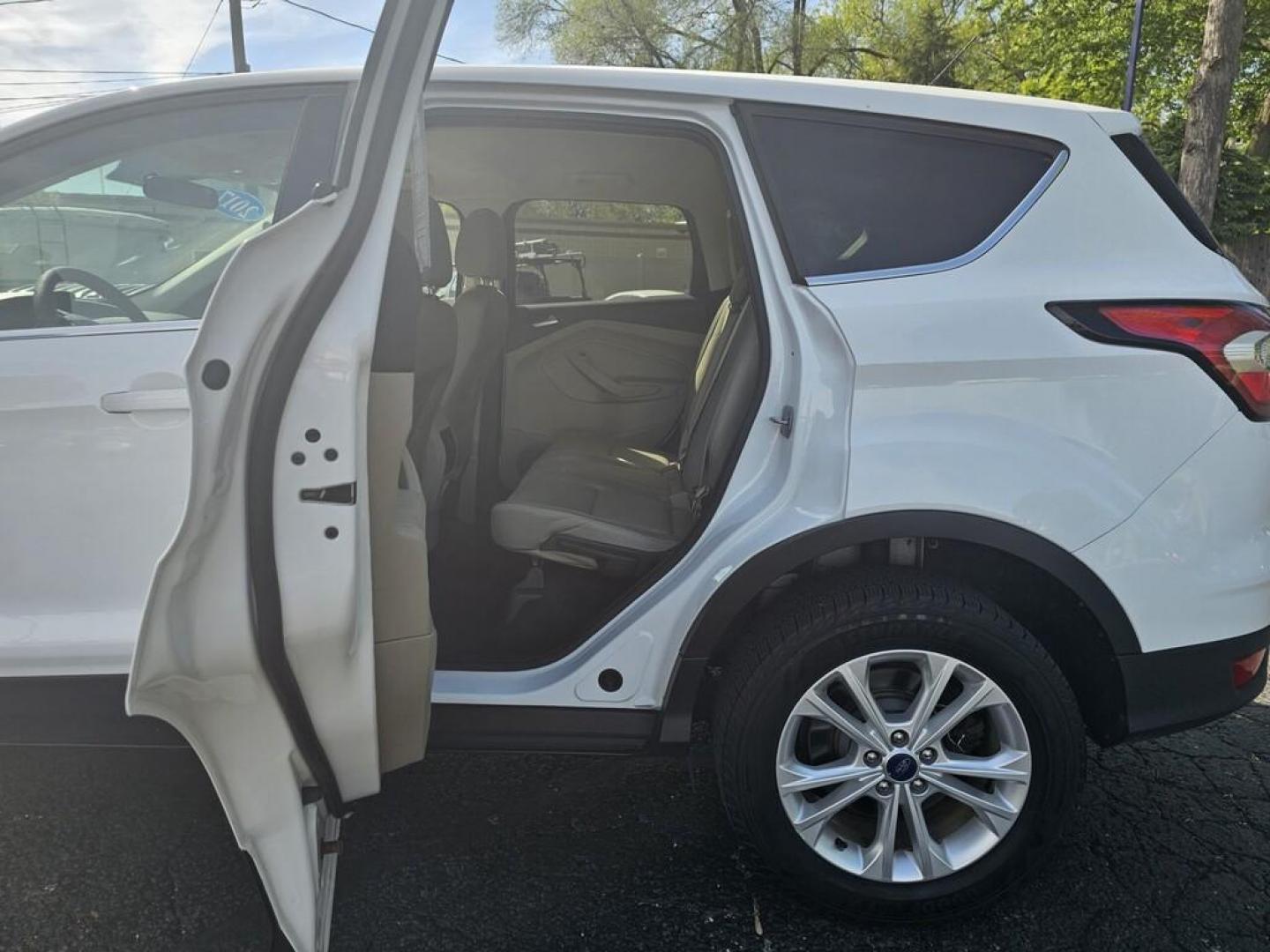 2017 WHITE FORD ESCAPE SE (1FMCU0GD8HU) , located at 100 West Coliseum Boulevard, Fort Wayne, IN, 46805, (260) 471-0567, 41.119961, -85.140312 - Photo#7