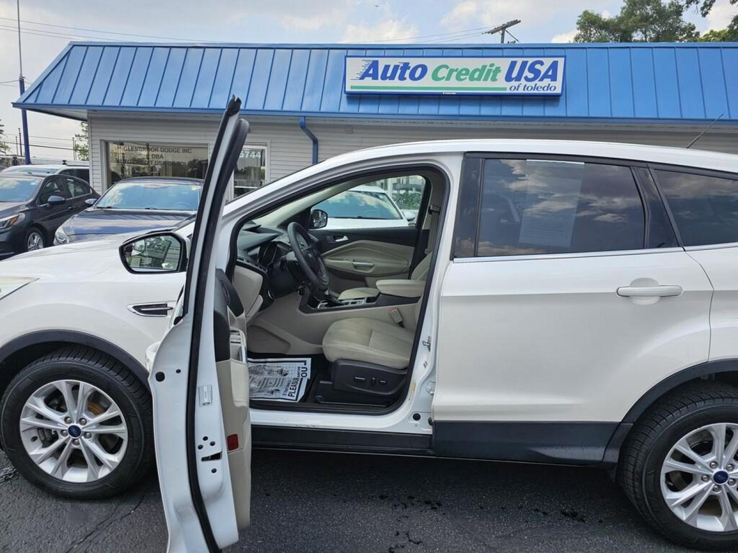 2017 WHITE FORD ESCAPE SE (1FMCU9G98HU) , located at 5744 Central Avenue, Toledo, OH, 43615, (419) 724-0130, 41.676781, -83.682137 - Photo#5