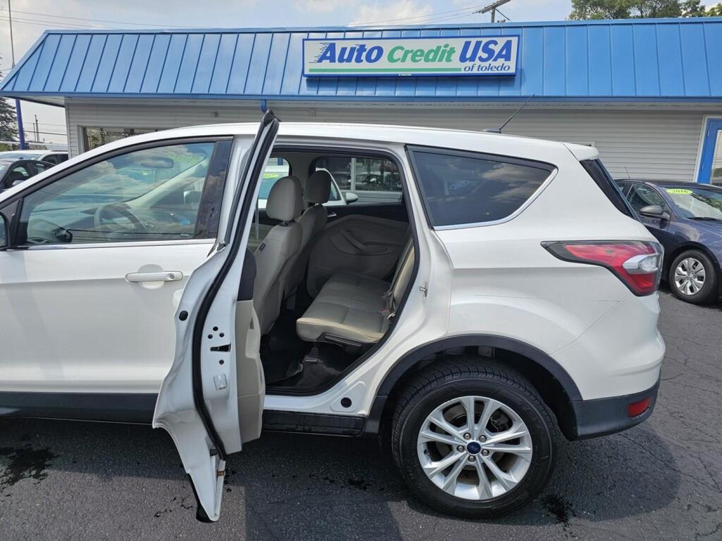 2017 WHITE FORD ESCAPE SE (1FMCU9G98HU) , located at 5744 Central Avenue, Toledo, OH, 43615, (419) 724-0130, 41.676781, -83.682137 - Photo#6