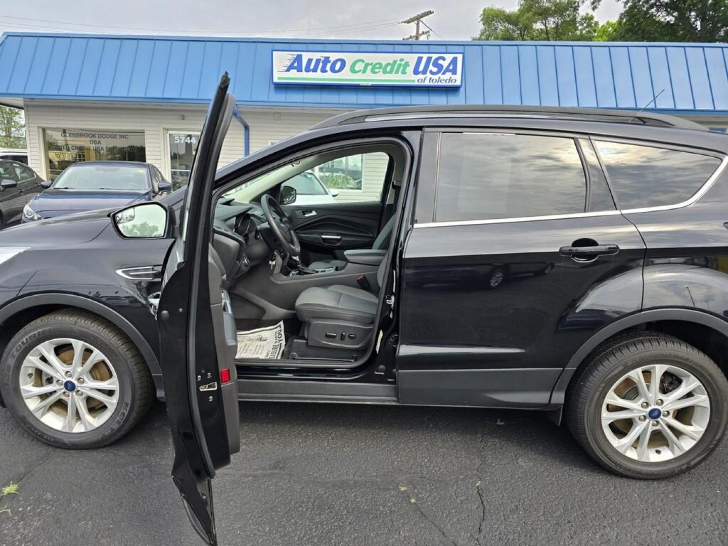 2018 BLACK FORD ESCAPE SE (1FMCU0GDXJU) , located at 5744 Central Avenue, Toledo, OH, 43615, (419) 724-0130, 41.676781, -83.682137 - Photo#2