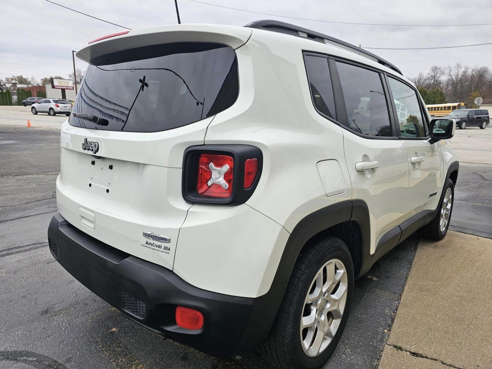 2018 WHITE /Black Jeep RENEGADE LATITUDE Latitude FWD (ZACCJABB6JP) with an 2.4L L4 DOHC 16V engine, 6M transmission, located at 502 South Main Street, Columbia City, IN, 46725, (260) 244-4645, 41.151382, -85.490578 - 2018 Jeep RENEGADE LATITUDE Latitude FWD - Photo#3