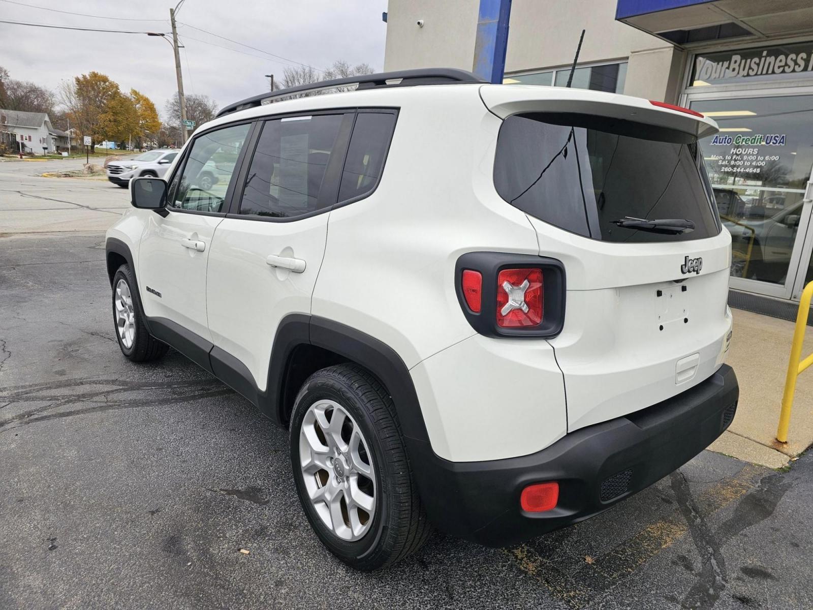 2018 WHITE /Black Jeep RENEGADE LATITUDE Latitude FWD (ZACCJABB6JP) with an 2.4L L4 DOHC 16V engine, 6M transmission, located at 502 South Main Street, Columbia City, IN, 46725, (260) 244-4645, 41.151382, -85.490578 - 2018 Jeep RENEGADE LATITUDE Latitude FWD - Photo#4