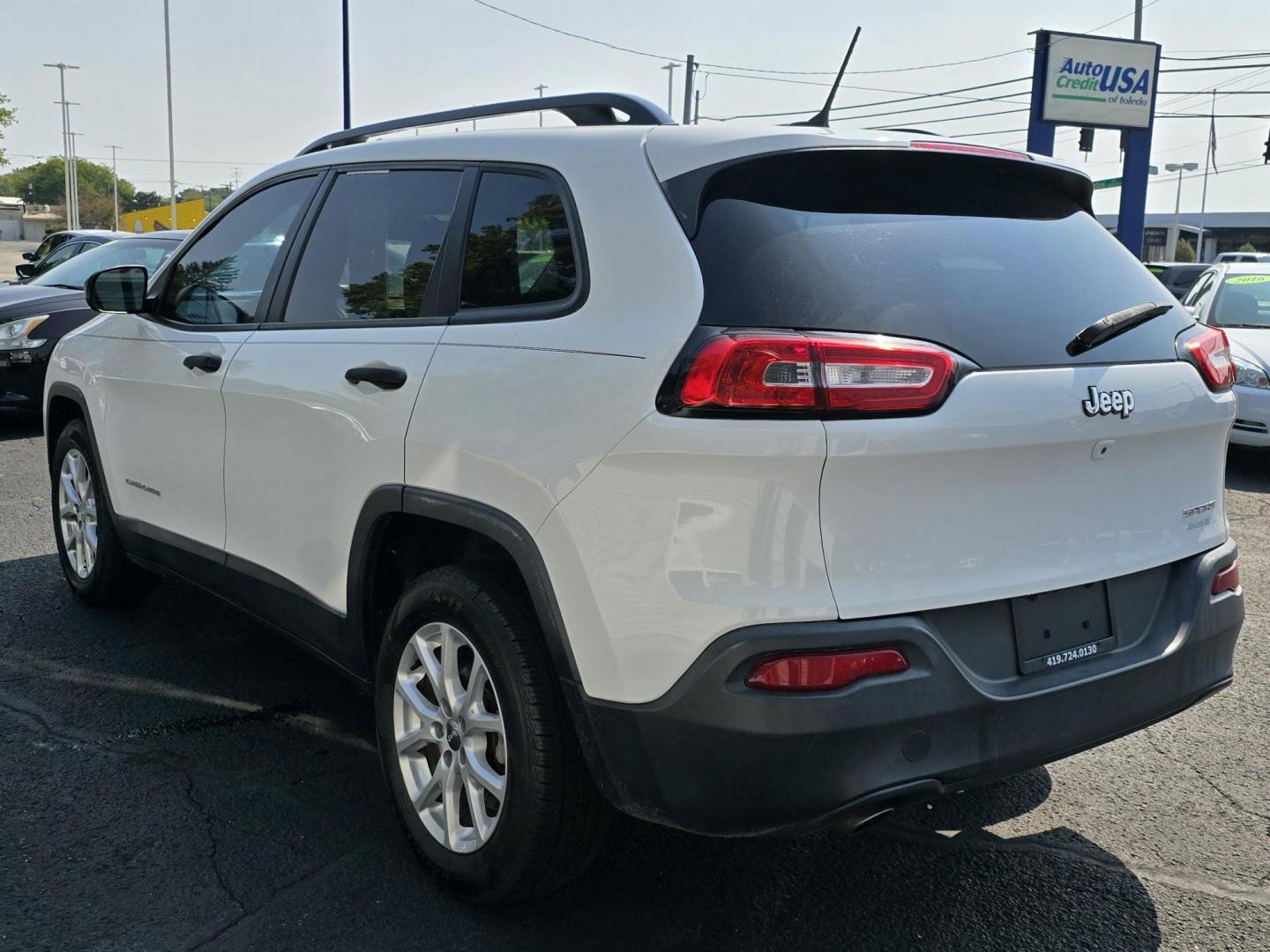 2016 WHITE JEEP CHEROKEE SPORT (1C4PJLAB8GW) , located at 5744 Central Avenue, Toledo, OH, 43615, (419) 724-0130, 41.676781, -83.682137 - Photo#2