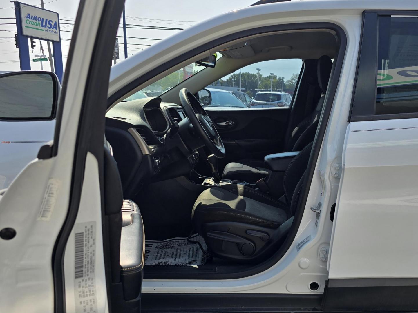 2016 WHITE JEEP CHEROKEE SPORT (1C4PJLAB8GW) , located at 5744 Central Avenue, Toledo, OH, 43615, (419) 724-0130, 41.676781, -83.682137 - Photo#4