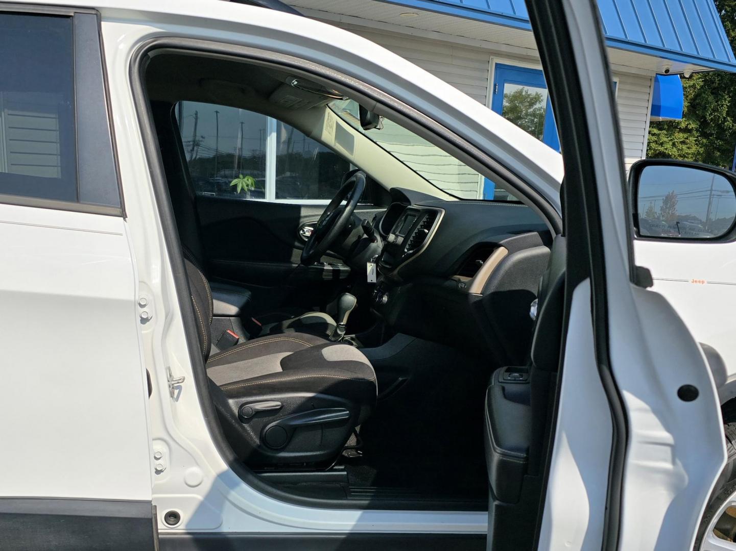 2016 WHITE JEEP CHEROKEE SPORT (1C4PJLAB8GW) , located at 5744 Central Avenue, Toledo, OH, 43615, (419) 724-0130, 41.676781, -83.682137 - Photo#8