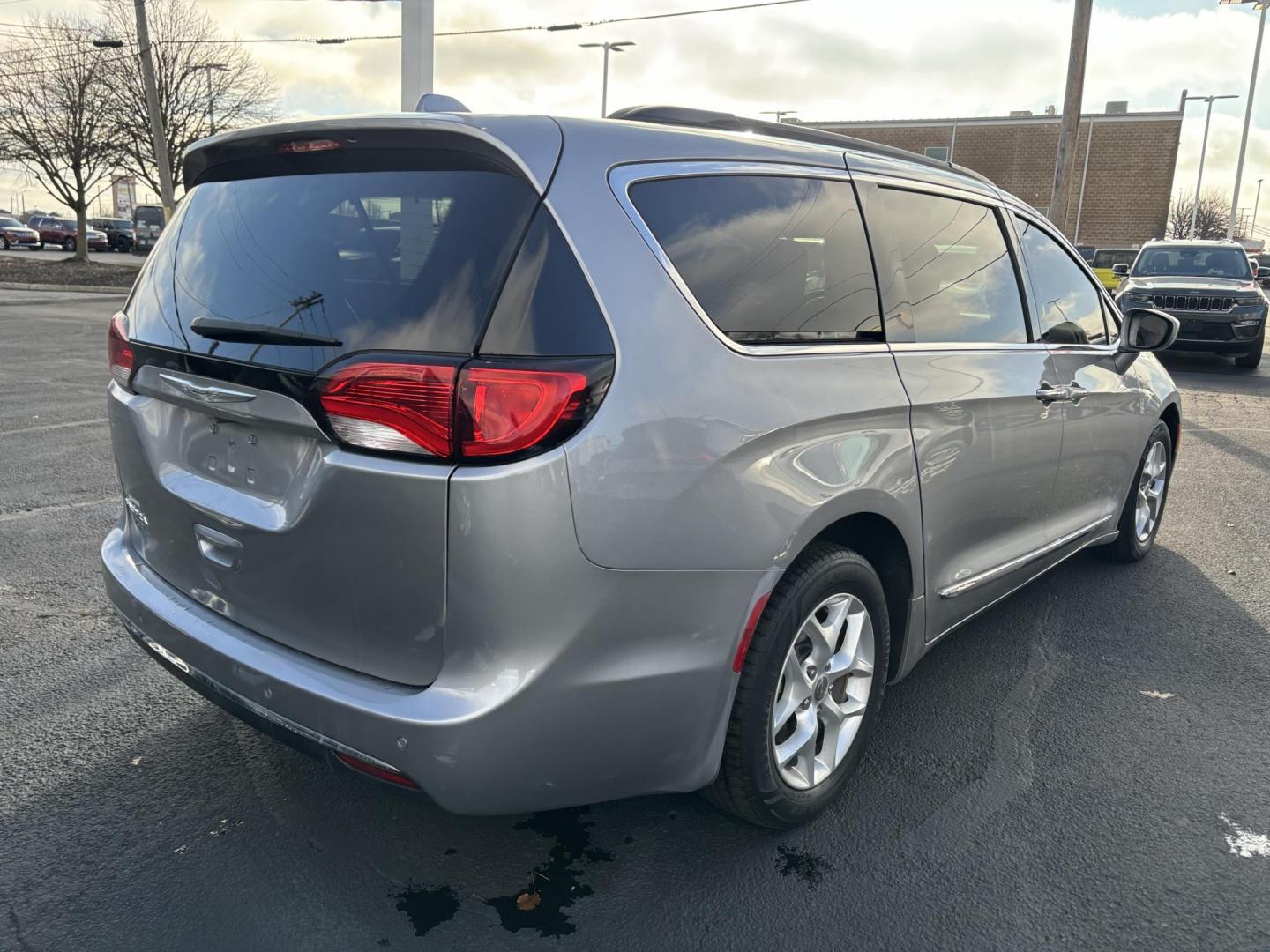 2017 SILVER CHRYSLER PACIFICA TOURING L (2C4RC1BG0HR) , located at 100 West Coliseum Boulevard, Fort Wayne, IN, 46805, (260) 471-0567, 41.119961, -85.140312 - Photo#3