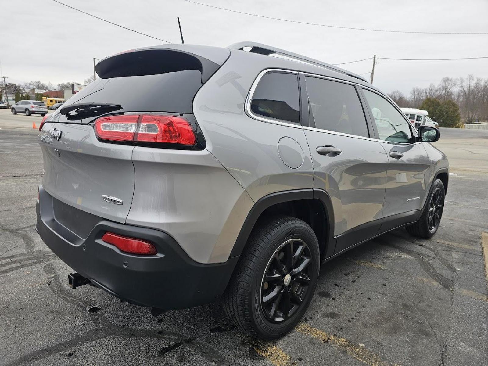 2017 SILVER /Black Jeep CHEROKEE LATITUDE Latitude FWD (1C4PJLCB3HW) with an 2.4L L4 DOHC 16V engine, 9A transmission, located at 502 South Main Street, Columbia City, IN, 46725, (260) 244-4645, 41.151382, -85.490578 - 2017 Jeep CHEROKEE LATITUDE Latitude FWD - Photo#3