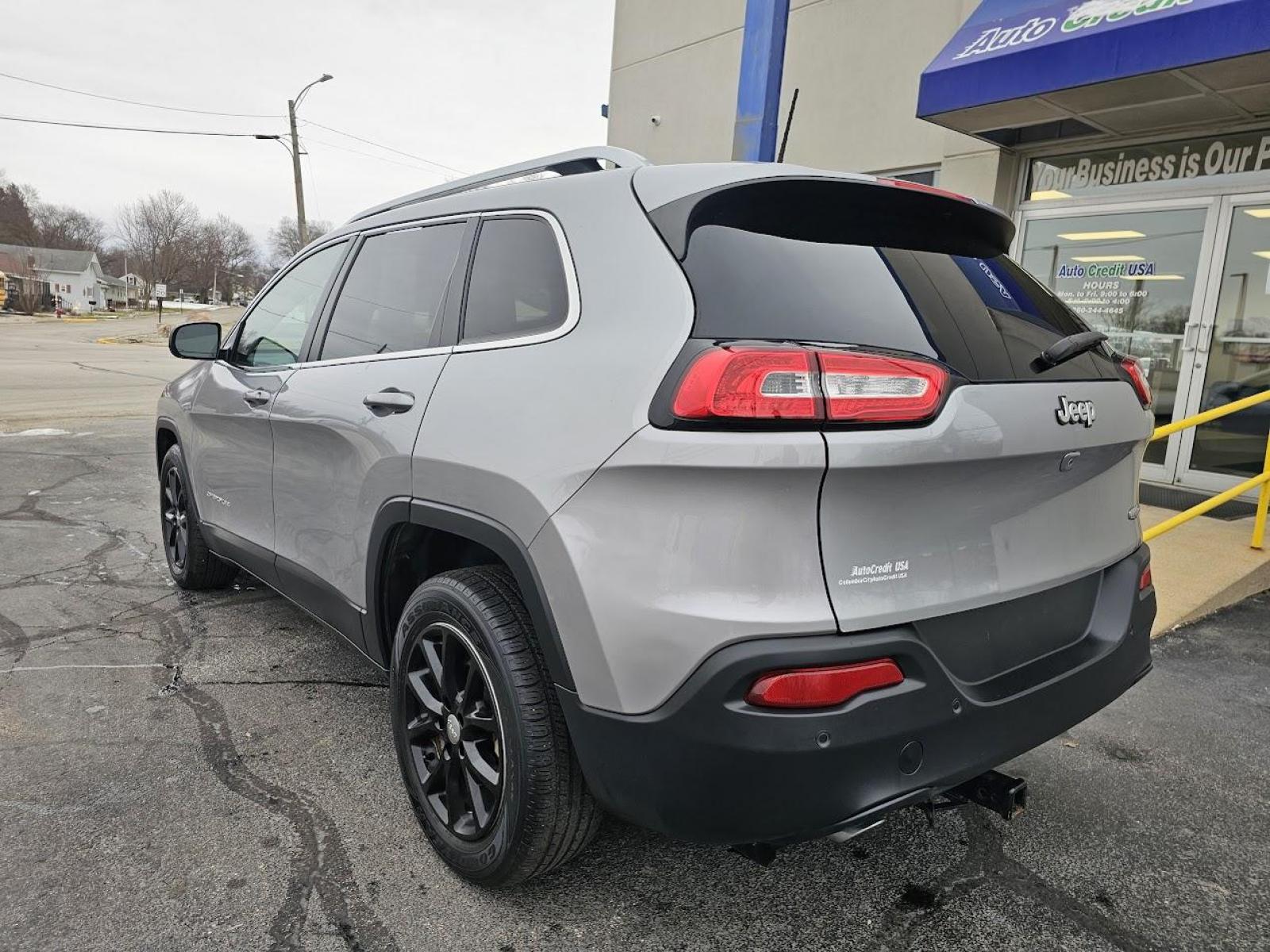 2017 SILVER /Black Jeep CHEROKEE LATITUDE Latitude FWD (1C4PJLCB3HW) with an 2.4L L4 DOHC 16V engine, 9A transmission, located at 502 South Main Street, Columbia City, IN, 46725, (260) 244-4645, 41.151382, -85.490578 - 2017 Jeep CHEROKEE LATITUDE Latitude FWD - Photo#4