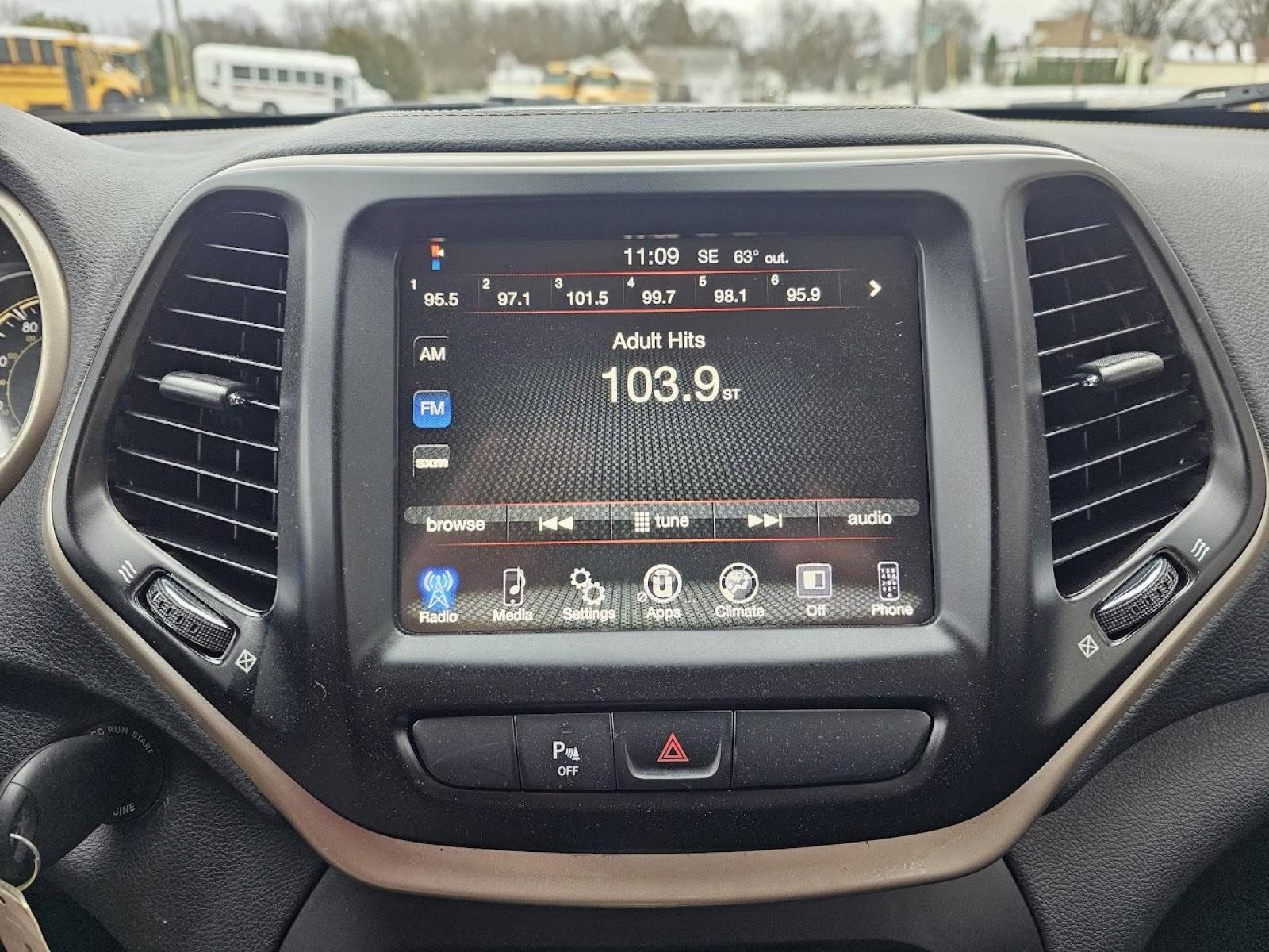 2017 SILVER /Black Jeep CHEROKEE LATITUDE Latitude FWD (1C4PJLCB3HW) with an 2.4L L4 DOHC 16V engine, 9A transmission, located at 502 South Main Street, Columbia City, IN, 46725, (260) 244-4645, 41.151382, -85.490578 - 2017 Jeep CHEROKEE LATITUDE Latitude FWD - Photo#7