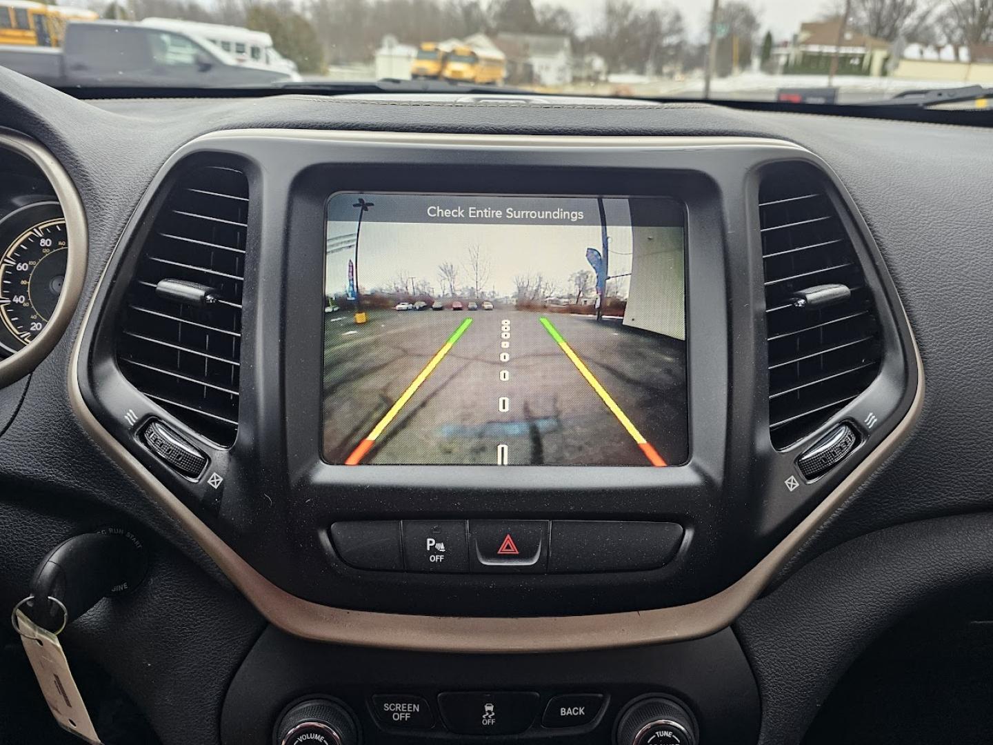 2017 SILVER /Black Jeep Cherokee Latitude FWD (1C4PJLCB3HW) with an 2.4L L4 DOHC 16V engine, 9A transmission, located at 502 South Main Street, Columbia City, IN, 46725, (260) 244-4645, 41.151382, -85.490578 - Photo#9