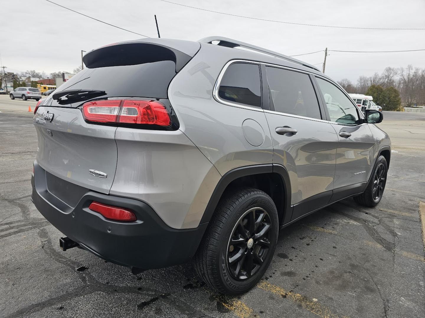 2017 SILVER /Black Jeep Cherokee Latitude FWD (1C4PJLCB3HW) with an 2.4L L4 DOHC 16V engine, 9A transmission, located at 502 South Main Street, Columbia City, IN, 46725, (260) 244-4645, 41.151382, -85.490578 - Photo#2