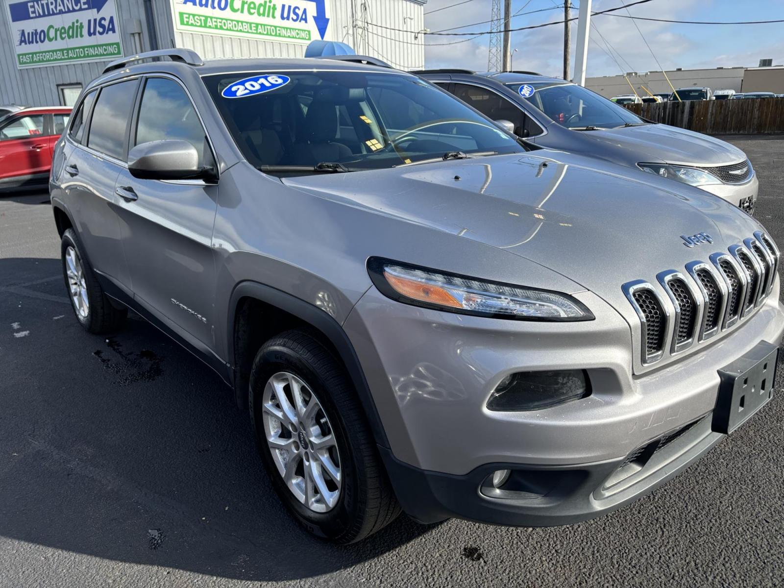 2016 GREY /Black Jeep CHEROKEE LATITUDE Latitude 4WD (1C4PJMCSXGW) with an 3.2L V6 DOHC 24V engine, 9-Speed Automatic transmission, located at 100 West Coliseum Boulevard, Fort Wayne, IN, 46805, (260) 471-0567, 41.119961, -85.140312 - 2016 Jeep CHEROKEE LATITUDE Latitude 4WD - Photo#1