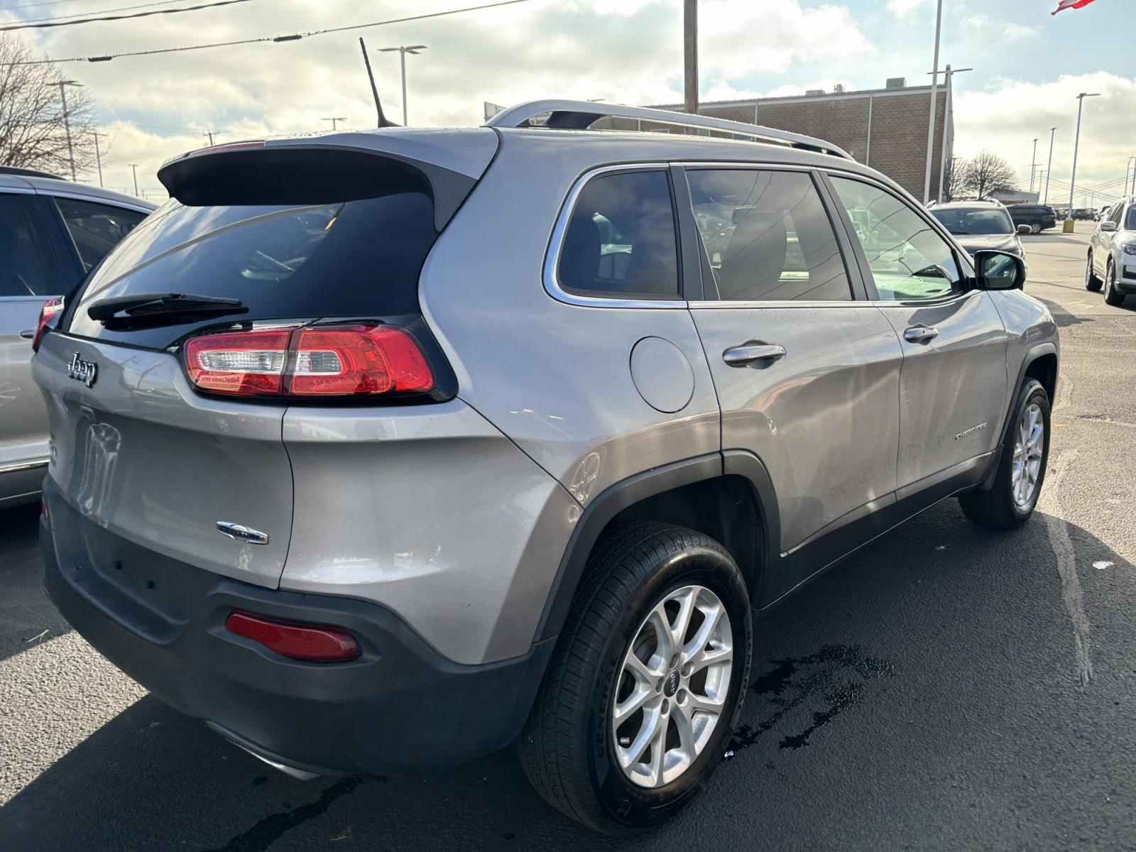 2016 GREY /Black Jeep CHEROKEE LATITUDE Latitude 4WD (1C4PJMCSXGW) with an 3.2L V6 DOHC 24V engine, 9-Speed Automatic transmission, located at 100 West Coliseum Boulevard, Fort Wayne, IN, 46805, (260) 471-0567, 41.119961, -85.140312 - 2016 Jeep CHEROKEE LATITUDE Latitude 4WD - Photo#4