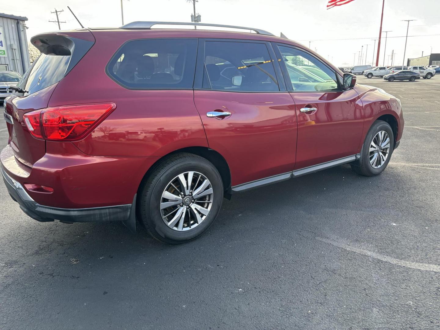 2018 RED /Black Nissan Pathfinder S 2WD (5N1DR2MN0JC) with an 3.5L V6 DOHC 24V engine, CVT transmission, located at 100 West Coliseum Boulevard, Fort Wayne, IN, 46805, (260) 471-0567, 41.119961, -85.140312 - Photo#2