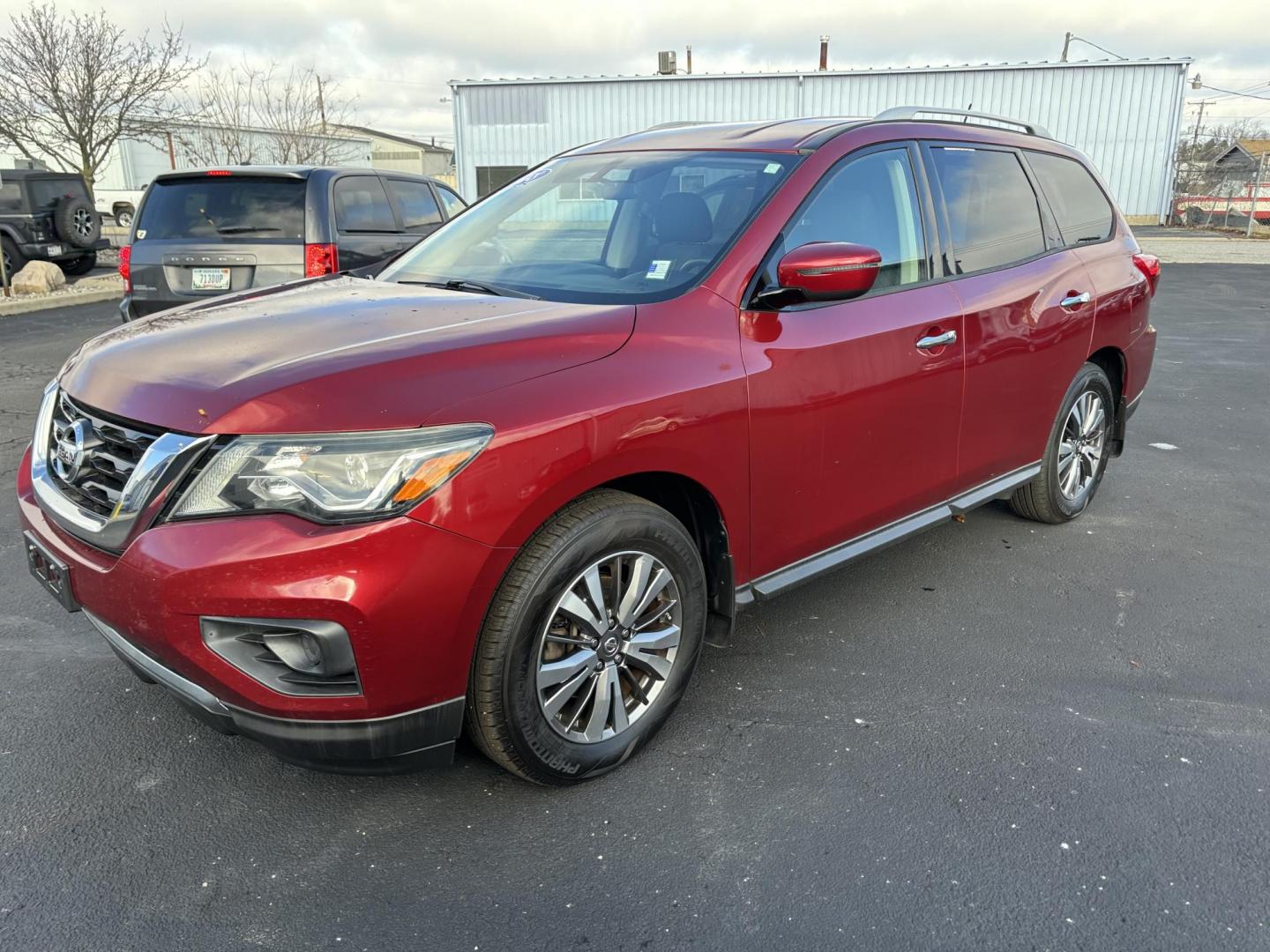 2018 RED /Black Nissan Pathfinder S 2WD (5N1DR2MN0JC) with an 3.5L V6 DOHC 24V engine, CVT transmission, located at 100 West Coliseum Boulevard, Fort Wayne, IN, 46805, (260) 471-0567, 41.119961, -85.140312 - Photo#3