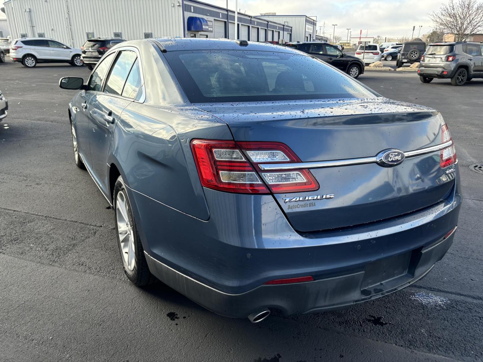 2018 BLUE /Black Ford TAURUS SEL SEL FWD (1FAHP2E88JG) with an 3.5L V6 DOHC 24V engine, 6A transmission, located at 100 West Coliseum Boulevard, Fort Wayne, IN, 46805, (260) 471-0567, 41.119961, -85.140312 - 2018 Ford TAURUS SEL SEL FWD - Photo#3