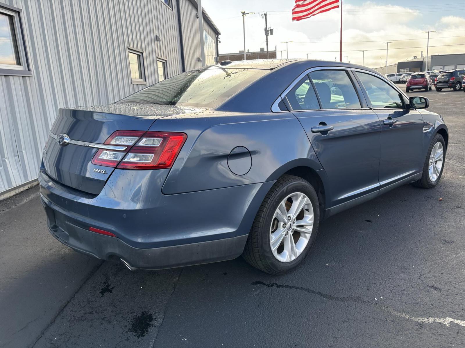 2018 BLUE /Black Ford TAURUS SEL SEL FWD (1FAHP2E88JG) with an 3.5L V6 DOHC 24V engine, 6A transmission, located at 100 West Coliseum Boulevard, Fort Wayne, IN, 46805, (260) 471-0567, 41.119961, -85.140312 - 2018 Ford TAURUS SEL SEL FWD - Photo#4