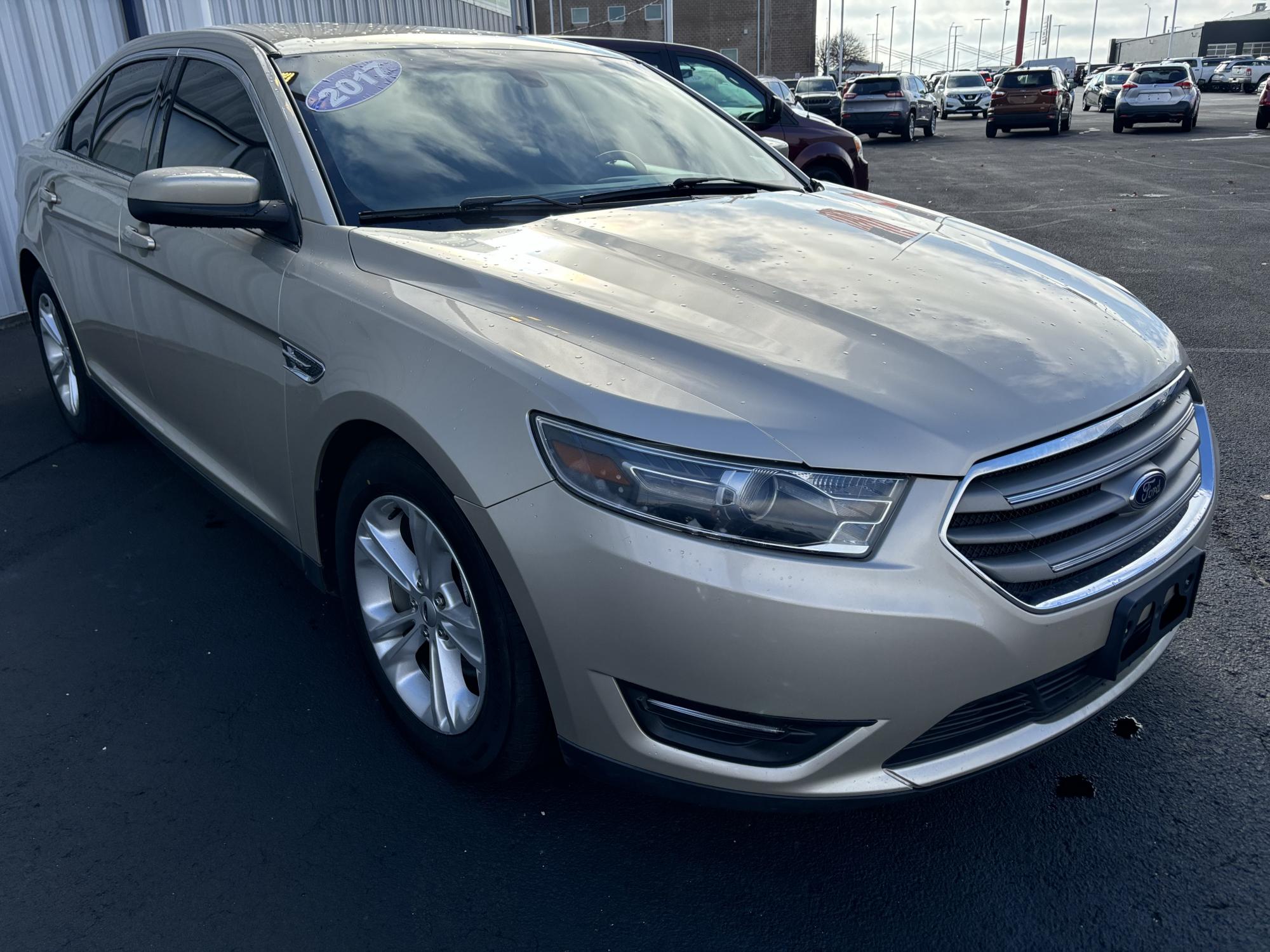 photo of 2017 Ford Taurus SEL FWD