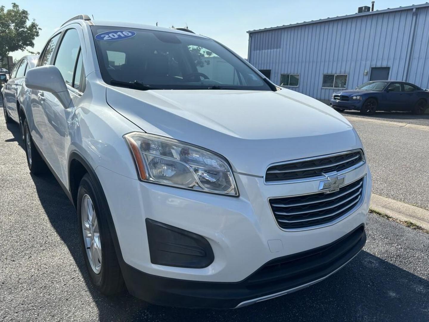 2016 WHITE CHEVROLET TRAX 1LT (KL7CJLSB2GB) , located at 100 West Coliseum Boulevard, Fort Wayne, IN, 46805, (260) 471-0567, 41.119961, -85.140312 - Photo#0