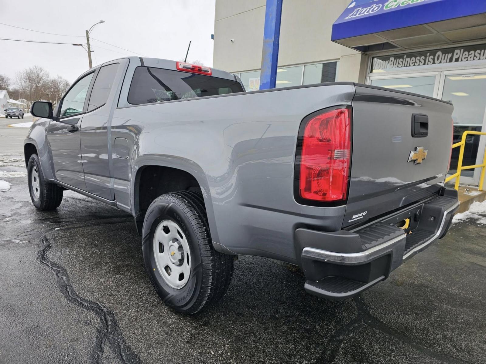 2018 SILVER /BLACK Chevrolet COLORADO WORK TRUCK Work Truck Ext. Cab 2WD (1GCHSBEA6J1) with an 2.5L L4 DOHC 16V GAS engine, 6A transmission, located at 502 South Main Street, Columbia City, IN, 46725, (260) 244-4645, 41.151382, -85.490578 - 2018 Chevrolet COLORADO WORK TRUCK Work Truck Ext. Cab 2WD - Photo#4