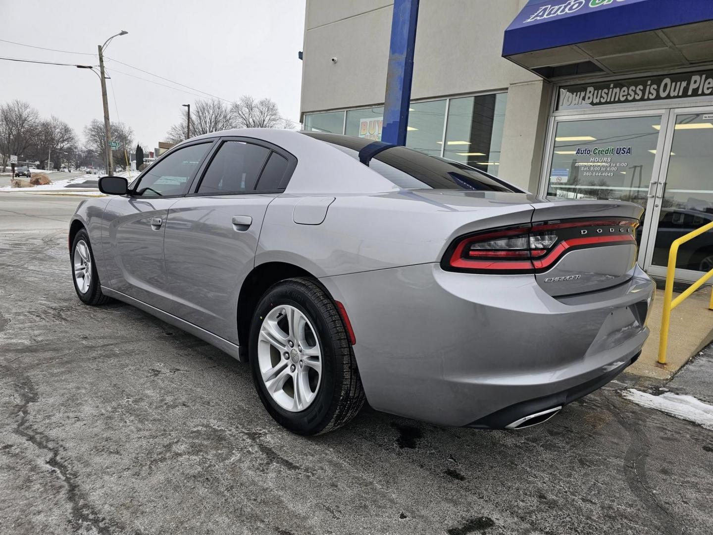 2015 SILVER /BLACK Dodge Charger SE (2C3CDXBG2FH) with an 3.6L V6 DOHC 24V engine, 8-Speed Automatic transmission, located at 502 South Main Street, Columbia City, IN, 46725, (260) 244-4645, 41.151382, -85.490578 - Photo#3